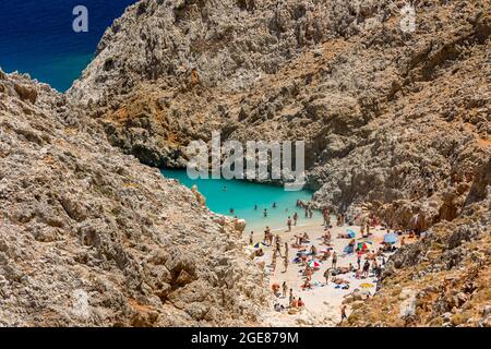 SEITAN LIMANIA, CRETE - LUGLIO 18 2021: Folle di persone sulla spiaggia sabbiosa e stretta insenatura al Seitan Limania sulla penisola della Canea di Creta. Foto Stock