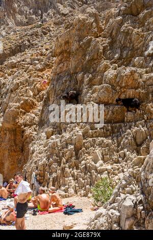 SEITAN LIMANIA, CRETE - LUGLIO 18 2021: Folle di persone sulla spiaggia sabbiosa e stretta insenatura al Seitan Limania sulla penisola della Canea di Creta. Foto Stock