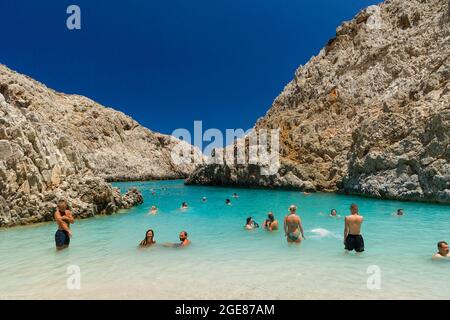 SEITAN LIMANIA, CRETE - LUGLIO 18 2021: Folle di persone sulla spiaggia sabbiosa e stretta insenatura al Seitan Limania sulla penisola della Canea di Creta. Foto Stock