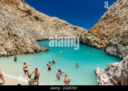 SEITAN LIMANIA, CRETE - LUGLIO 18 2021: Folle di persone sulla spiaggia sabbiosa e stretta insenatura al Seitan Limania sulla penisola della Canea di Creta. Foto Stock