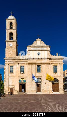 LA CANEA, CRETE - LUGLIO 22 2021: Folle di turisti nelle strette strade della città vecchia di Chania sull'isola greca di Creta. Nonostante il pandem di Coronavirus Foto Stock