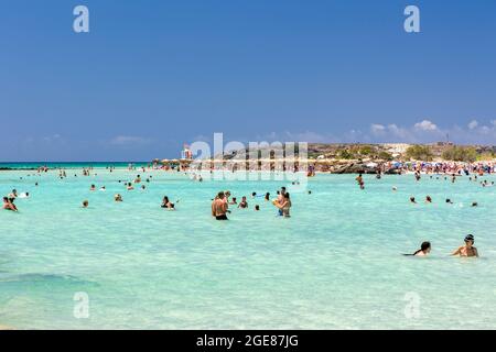 ELAFONISI, CRETE - 19 2021 LUGLIO: Folle di turisti sulla pittoresca spiaggia e lagune poco profonde a Elafonissi sull'isola greca di Creta. Foto Stock