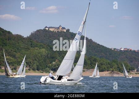 Regata di vela sull'Edersee / Germania il 2019-07-27 luglio. Sullo sfondo Waldeck Castle. Foto Stock