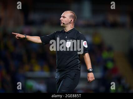 Oxford, Regno Unito. 17 agosto 2021. Arbitro Robert Madley durante la partita della Sky Bet League 1 tra Oxford United e Crewe Alexandra al Kassam Stadium di Oxford, Inghilterra, il 17 agosto 2021. Foto di Andy Rowland. Credit: Prime Media Images/Alamy Live News Foto Stock