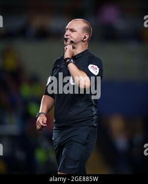 Oxford, Regno Unito. 17 agosto 2021. Arbitro Robert Madley durante la partita della Sky Bet League 1 tra Oxford United e Crewe Alexandra al Kassam Stadium di Oxford, Inghilterra, il 17 agosto 2021. Foto di Andy Rowland. Credit: Prime Media Images/Alamy Live News Foto Stock