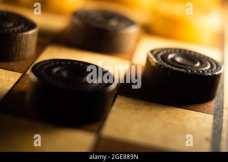 Primo piano di pedine sulla tavola Foto Stock
