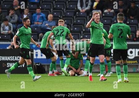 Swansea, Regno Unito. 17 agosto 2021. Stoke festeggia il loro obiettivo di renderlo 0-1 a Swansea, Regno Unito, il 17/8/2021. (Foto di Mike Jones/News Images/Sipa USA) Credit: Sipa USA/Alamy Live News Foto Stock