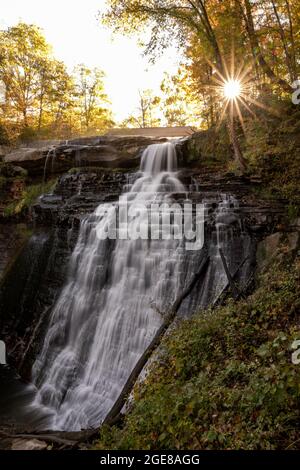 Sunburst sulle cascate Brandywine nel Parco Nazionale della Cuyahoga Valley Foto Stock