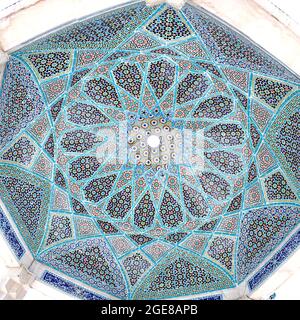 Shiraz, Iran, 16 luglio 2021 il tetto del padiglione sopra la tomba del grande poeta persiano Hafez. Foto Stock