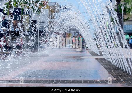 Camacari, Bahia, Brasile - 17 ottobre 2015: Spruzzi di acqua potabile nella piazza di Camacari, Bahia. Foto Stock