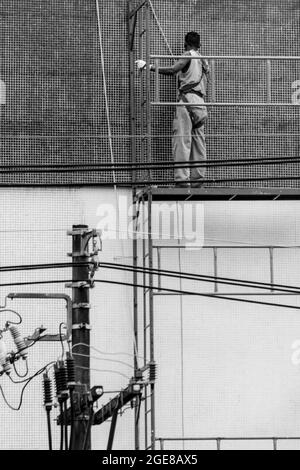 Salvador, Bahia, Brasile - 28 ottobre 2015: Operai edili che lavorano sulla parete esterna di un edificio nella città di Salvador, Bahia. Foto Stock