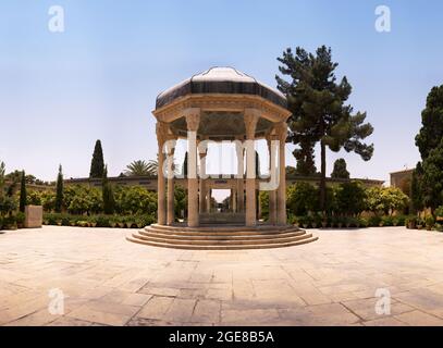 Shiraz, Iran, 16 luglio 2021 Tomba Aramgah-e Hafez, cortile lastricato di pietra, architettura tradizionale iraniana Foto Stock