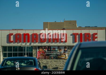 Toronto Canada - facciata del negozio Canadian Tire di fronte al parcheggio. Il negozio fornisce al pubblico parti di ricambio per auto e articoli per la casa. Foto Stock