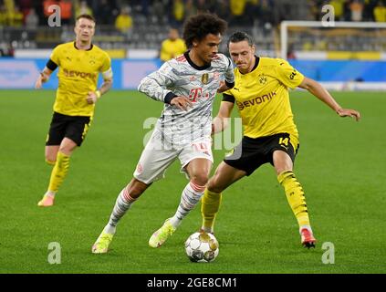 Dortmund, Germania. 17 agosto 2021. Nico Schulz (R) di Borussia Dortmund vies con Leroy Sane di Bayern Monaco durante la partita di calcio della Supercup tedesca a Dortmund, Germania, 17 agosto 2021. Credit: Ulrich Hufnagel/Xinhua/Alamy Live News Foto Stock