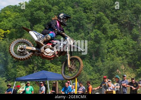 Millville, MN/USA - 17 luglio 2021: Pilota professionista di motocross in volo presso Spring Creek National. Foto Stock