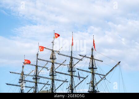 Alberi della nave con bandiere turche sullo sfondo del cielo blu. Il concetto di viaggio e libertà. Spazio di copia Foto Stock