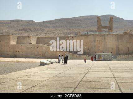Shiraz, Iran, 16 luglio 2021 la Grande Scala doppia a Persepolis. All'antica capitale persiana Persepolis. La larghezza delle scale è sufficiente per il passaggio di Ki Foto Stock