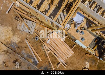 Pila di materiali da costruzione di legno pila di tavole di legno trave di telaio costruzione Foto Stock