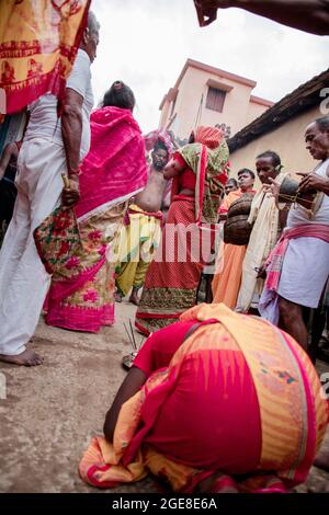 Gli abitanti del villaggio hanno celebrato la dea Manasa (la dea della serpentina indù) Puja. Come parte del rituale, i devoti prima del culto catturano serpenti velenosi (soprattutto cobra) da risaie campi, i denti di serpente sono rimossi da incantatori serpenti e li tengono con i loro cottage e poi adorati come parte dei rituali tradizionali. Questo festival è conosciuto come 'Jhapan'. Il festival Jhapan si celebra ogni anno il 17 agosto in occasione della dea Manasa Puja. Il Jhapan Festival è il più grande festival dei serpenti di Jharkhand e Bengala. Durante la festa di Manasa Puja, i Charmers del serpente si adunano con il serpente velenoso Foto Stock