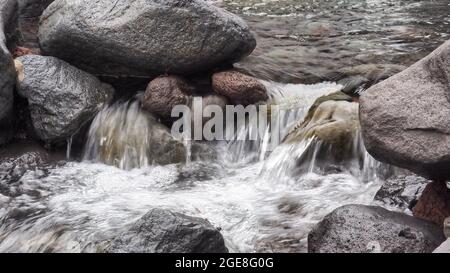 Kapuni Stream che scorre attraverso le piscine a tuffo sulla passeggiata Wilkies Pools, Egmont National Park, Nuova Zelanda Foto Stock