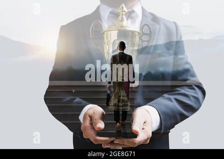 modo di affari riuscito, come riuscire ed essere successo e concentrarsi al concetto di obiettivo, giovane uomo d'affari che cammina su scala per sviluppare la vita di lavoro a. Foto Stock