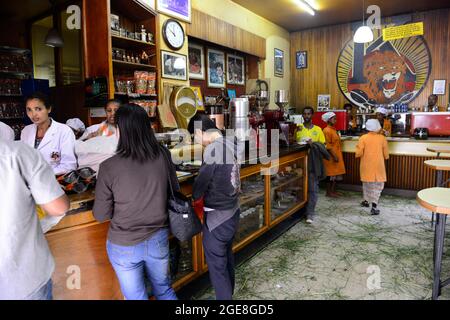 La famosa caffetteria Tomoca ad Addis Abeba. Foto Stock