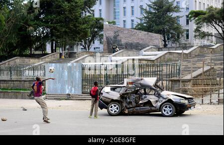 Auto distrutte da incidenti esposti su Churchill Ave ad Addis Abeba, Etiopia. Foto Stock