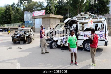 Auto distrutte da incidenti esposti su Churchill Ave ad Addis Abeba, Etiopia. Foto Stock