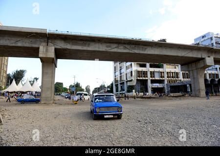 Aprile 2014 Addis Abeba, Etiopia. Costruzione del progetto della ferrovia leggera. Foto Stock