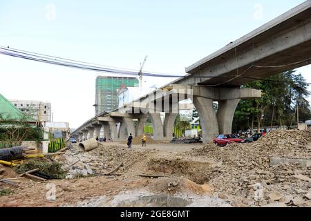 Aprile 2014 Addis Abeba, Etiopia. Costruzione del progetto della ferrovia leggera. Foto Stock