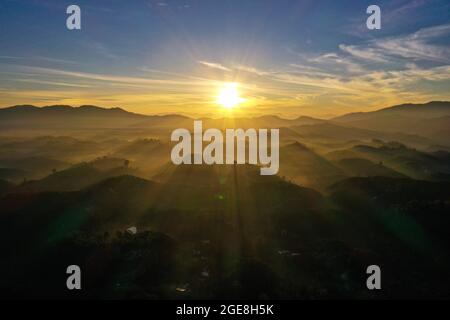 Bell'alba sul monte Bao Loc nella provincia di Lam Dong nel Vietnam meridionale Foto Stock