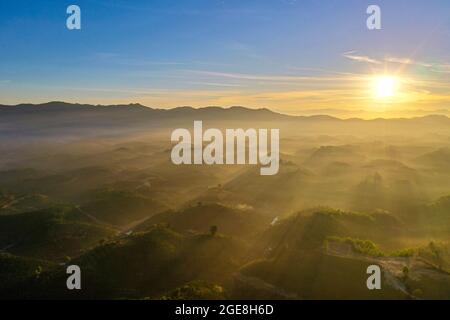 Bell'alba sul monte Bao Loc nella provincia di Lam Dong nel Vietnam meridionale Foto Stock