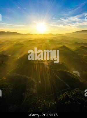 Bell'alba sul monte Bao Loc nella provincia di Lam Dong nel Vietnam meridionale Foto Stock