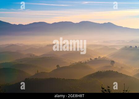 Bell'alba sul monte Bao Loc nella provincia di Lam Dong nel Vietnam meridionale Foto Stock