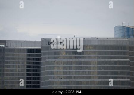 Washington, Stati Uniti. 17 agosto 2021. Una vista generale del logo Deloitte su un edificio per uffici ad Arlington, VA, martedì 17 agosto 2021, in mezzo alla pandemia del coronavirus. (Graeme Sloan/Sipa USA) Credit: Sipa USA/Alamy Live News Foto Stock