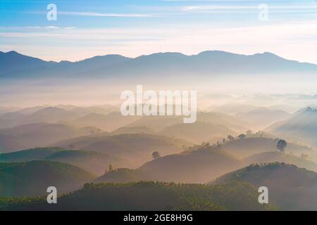 Bell'alba sul monte Bao Loc nella provincia di Lam Dong nel Vietnam meridionale Foto Stock