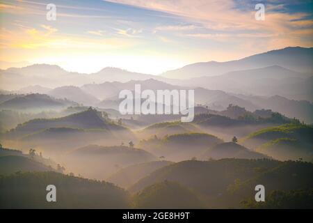 Bell'alba sul monte Bao Loc nella provincia di Lam Dong nel Vietnam meridionale Foto Stock