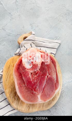 Prosciutto crudo gamba su fondo grigio chiaro. Concetto di cibo gourmet biologico. Vista dall'alto, disposizione piatta, spazio per la copia Foto Stock