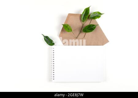 Blocco note e busta in carta riciclata Foto Stock