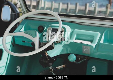 Formentera, Spagna: 2021 agosto 17: Retro Citroen Mehari in azzurro e bianco sulla spiaggia di Mijorn a Formentera, Spagna. Foto Stock