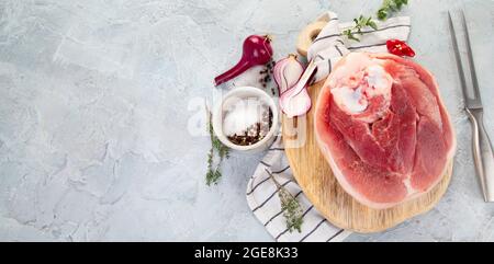 Prosciutto crudo gamba su fondo grigio chiaro. Concetto di cibo gourmet biologico. Vista dall'alto, disposizione piatta, spazio per la copia Foto Stock