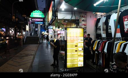 Pandemic Lockdown First Soft Opening in Sukhumvit Road tra Nana e Asoke Nightly Entertainment District vicino alla stazione BTS di Nana Bangkok Thailandia Foto Stock