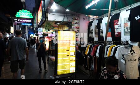 Pandemic Lockdown First Soft Opening in Sukhumvit Road tra Nana e Asoke Nightly Entertainment District vicino alla stazione BTS di Nana Bangkok Thailandia Foto Stock