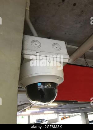 CCTV nell'edificio del parcheggio .Type Speed ​​Dome PTZ ,Pan,Tilt,Zoom utilizzato per installare in luoghi importanti Foto Stock