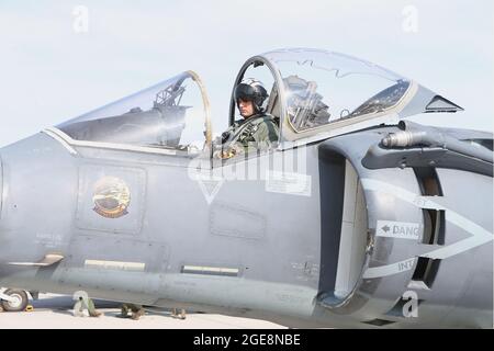 Thomas Brougher, un pilota AV-8B Harrier II con Marine Attack Training Squadron (VMAT) 203 si trova nell'abitacolo prima del decollo presso la stazione aerea del corpo dei Marine Yuma, Arizona, 22 luglio 2021. I Marines con VMAT-203 partecipano alla formazione per aumentare la produzione pilota e la preparazione alla missione. VMAT-203 è un'unità subordinata della seconda ala di aerei marini, l'elemento di combattimento aereo della II forza di spedizione marina. (STATI UNITI Marine Corps foto di Lance CPL. Christopher Hernandez) Foto Stock