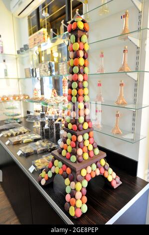FRANCIA, PARIGI (75) 7 ° ARRONDISSEMENT, TOUR EIFFEL QUARTIERE, CIOCCOLATERIA CACACAO E MACARONS SITUATO RUE SAINT DOMINIQUE Foto Stock