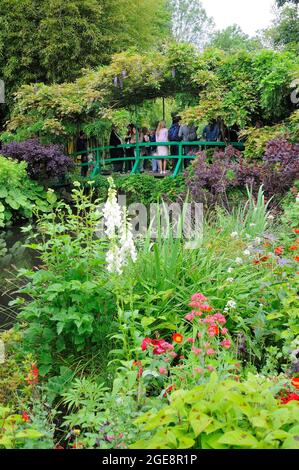 FRANCIA, GIVERNY (27) FONDATION CLAUDE MONET, CASA E GIARDINI DI CLAUDE MONET, GIARDINO D'ACQUA, IL PONTE GIAPPONESE Foto Stock