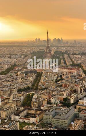 FRANCIA, PARIGI (75) 14 ° ARRONDISSEMENT, MONTPARNASSE QUARTIERE, VISTA TRAMONTO SU PARIGI DALLA TERRAZZA PANORAMICA DELLA TORRE DI MONTPARNASSE, CON SULLA PRIMA GR Foto Stock