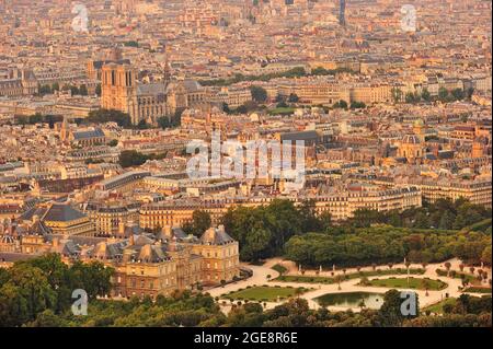 FRANCIA, PARIGI (75) 14 ° ARRONDISSEMENT, QUARTIERE MONTPARNASSE, VISTA SU PARIGI DALLA TERRAZZA PANORAMICA DELLA TORRE MONTPARNASSE, JARDIN DU LUXEMBOURG, LA S Foto Stock