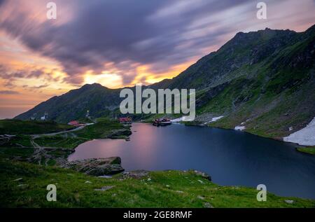 Spettacolare tramonto sul Lago Balea Lac situato vicino alla famosa autostrada Transfagarasan Foto Stock